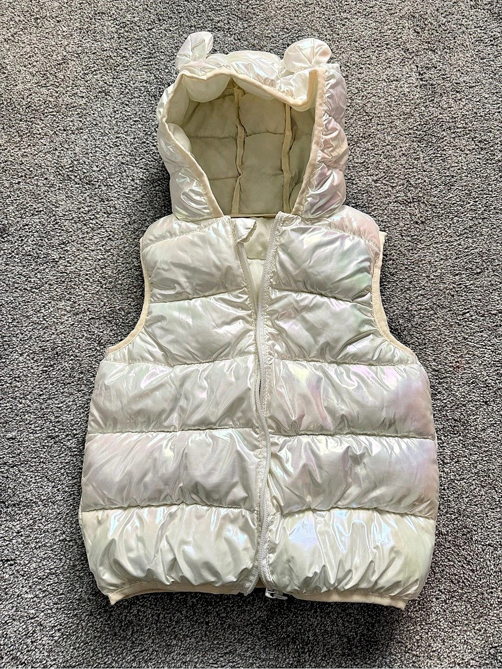 Hooded Puffer Vest in White. Size 5t